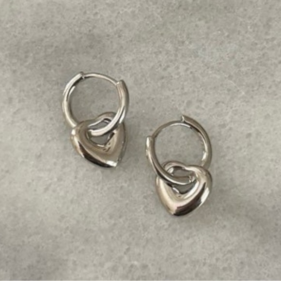 COPY - Sterling Silver Bubble Heart Charm Dangle Huggie Hoop Earrings

Brand New - Picture 5 of 5
